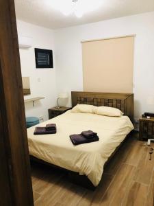 - une chambre avec un lit et 2 serviettes dans l'établissement Paphos Gardens-Apt suite, à Paphos