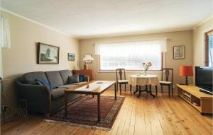 uma sala de estar com um sofá e uma mesa em Amazing Home In Slite With Wifi em Åminne