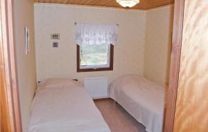 ロンネビューにあるAmazing Home In Ronnebyの窓のある小さな部屋にベッドが2つある