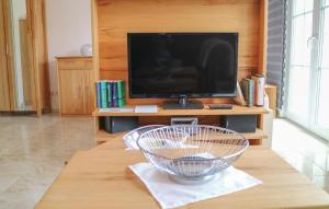 una sala de estar con TV y un bol sobre una mesa en Gorgeous Apartment In Warnemnde With Kitchen, en Warnemünde