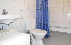 łazienka z toaletą i umywalką w obiekcie Nice Apartment In Ystad With Kitchen w mieście Ystad