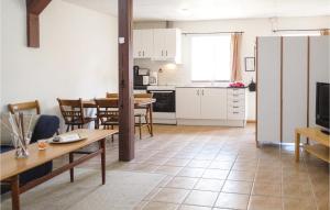 イースタッドにあるNice Apartment In Ystad With Kitchenのキッチン、リビングルーム(テーブル、冷蔵庫付)