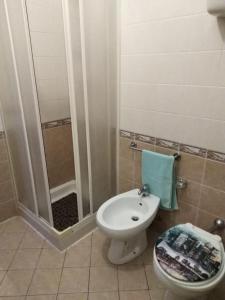 een badkamer met een douche, een toilet en een wastafel bij Appartamento Vibo Valentia Marina Vicino il mare in Vibo Valentia Marina