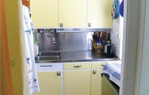 Kuchyň nebo kuchyňský kout v ubytování Cozy Home In Sderkra With Kitchenette