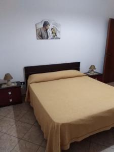 - une chambre dotée d'un lit avec une photo sur le mur dans l'établissement Appartamento Vibo Valentia Marina Vicino il mare, à Vibo Valentia Marina