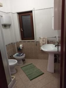 ein Bad mit einem WC und einem Waschbecken in der Unterkunft Appartamento Vibo Valentia Marina Vicino il mare in Vibo Valentia Marina