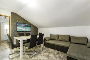 ein Wohnzimmer mit einem Sofa und einem Tisch in der Unterkunft Apartments Marko in Vir