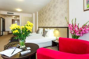 A seating area at City Avenue Hotel by HMG-Free Parking-Free Wi-Fi