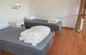 イースタッドにあるStunning Apartment In Ystad With 2 Bedrooms And Wifiの病院の部屋 ベッド2台 白いシーツ