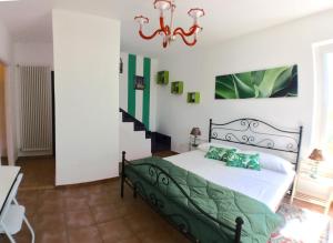 1 dormitorio con cama y lámpara de araña en Il Giardino Del Nespolo, en Arcola
