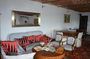 a living room with a couch and a table at La Corte Di Langa in Albaretto Della Torre 