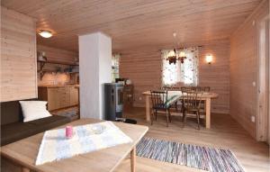 uma sala de estar com uma mesa e uma sala de jantar em 3 Bedroom Beautiful Home In rjng em Arjäng