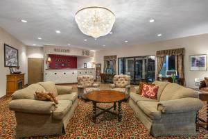 尤里卡泉鎮的住宿－Super 8 by Wyndham Eureka Springs，客厅配有两张沙发和一张桌子