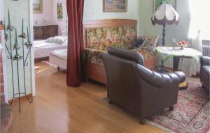 uma sala de estar com um sofá e uma mesa em Nice Home In Korsberga With Kitchen em Korsberga