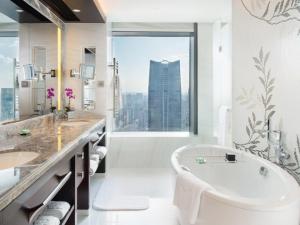Jing An Shangri-La, Shanghai - sits centrally amid Puxi's iconic landmarks, uniquely positioned nearby Jing'an temple的一间浴室