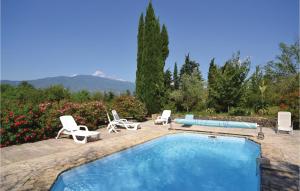 克里隆勒布拉沃的住宿－Lovely Home In Crillon Le Brave With Outdoor Swimming Pool，一个带躺椅的游泳池和一个游泳池