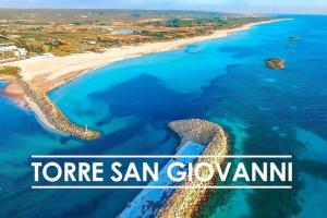 une vue aérienne sur une plage avec les mots torre san giovanni dans l'établissement Dimora il Granaio, à Ugento