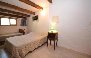 Ένα ή περισσότερα κρεβάτια σε δωμάτιο στο Awesome Home In Crillon Le Brave +8 φωτογραφίες
