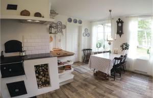 Beautiful Home In Hgsby With Kitchen tesisinde mutfak veya mini mutfak