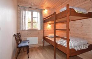 um quarto com beliches num chalé de madeira em 3 Bedroom Beautiful Home In rjng em Arjäng
