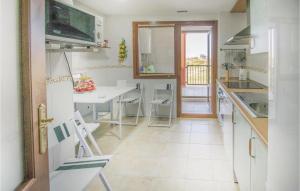 una cucina con lavandino e piano di lavoro di Stunning Apartment In Ayamonte With Wifi ad Ayamonte