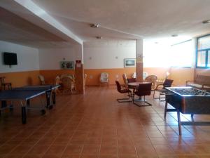 モガンにあるAlbaicin Taurino Apartmentの卓球台と椅子が備わるお部屋