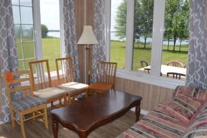 Iroquois的住宿－多蘭灣度假村木屋，客厅配有桌椅和沙发