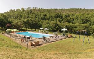 una piscina con mesas, sillas y sombrillas en La Spizzica 5, en Baccano