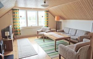 KvänarpにあるHoliday home Flattinge Vittaryd Vのリビングルーム(ソファ、テーブル付)