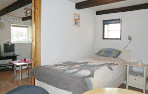Un pat sau paturi într-o cameră la Stunning Home In Tomelilla With Wifi