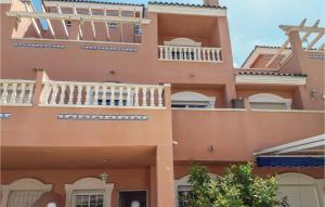 budynek z balkonami z boku w obiekcie 3 Bedroom Awesome Home In Santa Pola w mieście Santa Pola