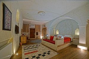Habitación de hotel con cama y sofá en Taru Cave Suites en Ürgüp