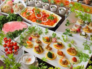 un buffet lleno de diferentes tipos de comida en los platos en Asaya en Nikko