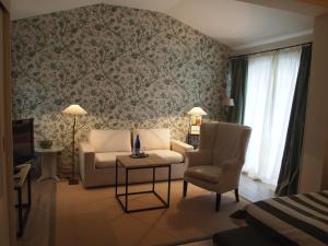 Posezení v ubytování Romantik Hotel Jagdhaus Waldfrieden + 21 fotografií