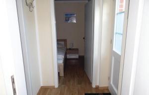 un couloir menant à une chambre avec un lit dans l'établissement Pet Friendly Apartment, à Gollwitz