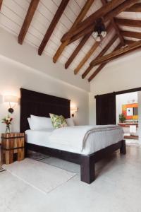 een slaapkamer met een groot bed in een kamer bij Villas Los Olivos in Ayampe