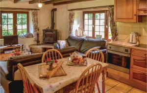 una cucina e un soggiorno con tavolo e sedie di 1 Bedroom Lovely Home In Guern a Guern