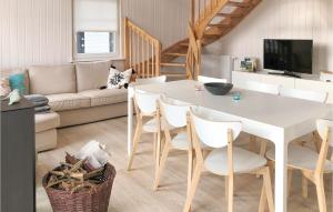a living room with a white table and chairs at Awesome Home In Zerpenschleuse With Kitchen in Zerpenschleuse
