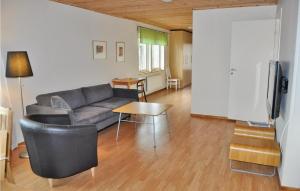 sala de estar con sofá y mesa en Nice Home In Ronneby With House Sea View, en Ronneby