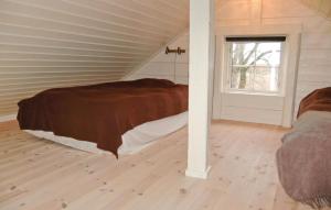 1 dormitorio con 1 cama en el ático en Nice home in Mellerud with 1 Bedrooms and WiFi, en Mellerud