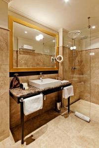 Uma casa de banho em Grandezza Hotel Luxury Palace