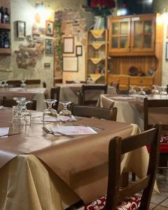 een eetkamer met tafels en stoelen met glazen erop bij Il Normanno B&B in Mileto