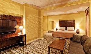 Uma televisão e/ou sistema de entretenimento em Grandezza Hotel Luxury Palace