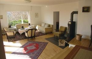 ein Wohnzimmer mit Sofa und Tisch in der Unterkunft Awesome Home In Kelkheim-Eppenhain in Vockenhausen