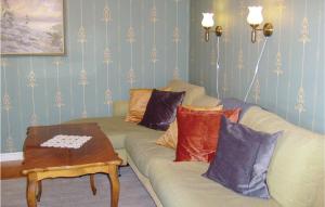 EnvikenにあるLovely Home In Enviken With Wifiのソファとテーブルのあるリビングルーム