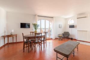 ein Wohnzimmer mit einem Tisch und Stühlen in der Unterkunft The Great View in Rom