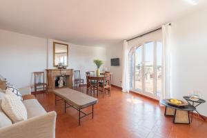 ein Wohnzimmer mit einem Sofa und einem Tisch in der Unterkunft The Great View in Rom