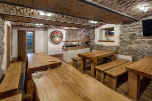 澤勒茲納·魯達的住宿－Apartmány Anička，一间设有木桌和石墙的餐厅
