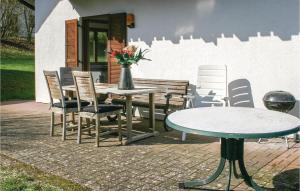 eine Terrasse mit einem Tisch, Stühlen und einer Bank in der Unterkunft Ferienhaus 26 In Kirchheim in Kirchheim
