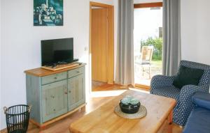 ein Wohnzimmer mit einem TV, einem Sofa und einem Tisch in der Unterkunft Ferienhaus 26 In Kirchheim in Kirchheim
